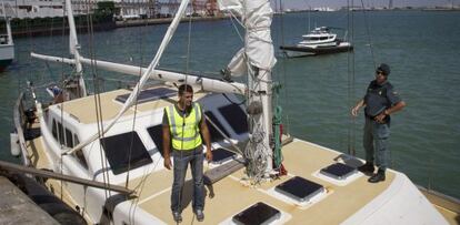 Efectivos de la Policía y Guardia Civil, a bordo del velero 'Bucanero'.