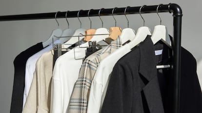 Artículo de EL PAÍS Escaparate sobre el armario cápsula de otoño perfecto para mujer con prendas de Amazon.