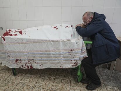 Serhii, padre de la adolescente Iliya, llora sobre su cuerpo sin vida en una camilla de una maternidad convertida en sala médica en Mariúpol (Ucrania), este jueves. El jefe del Centro de Dirección Nacional del Ministerio de Defensa ruso, Mijaíl Mizhíntsev, ha augurado “una catástrofe humana inminente” en varias de las principales ciudades de Ucrania como Kiev, Járkov (al noreste del país), Jersón (al sur) y Mariupol (sureste), tras ocho días de ofensiva del Kremlin.