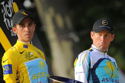 El ciclista español Alberto Contador (i), ganador del Tour 2009 corriendo en el Astana, junto a su compañero de equipo Lance Armstrong (d), tercer clasificado, en el podio de los Campos Elíseos de París.