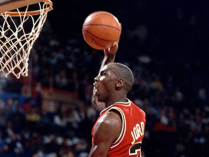 Michael Jordan, a punto de machacar el aro en un partido de los Chicago Bulls contra los Seattle Supersonics, en 1996. 