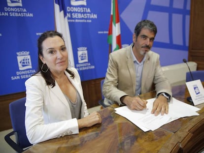 Cristina Iglesias y Eneko Goia firman el convenio de donación de su obra a San Sebastián.