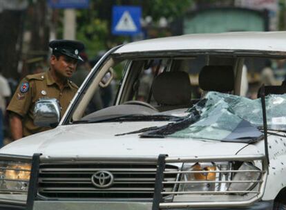 El coche de ministro ceilanés de Construcción Nacional, D. M. Dassanayake, tras la explosión que ha causado su muerte.