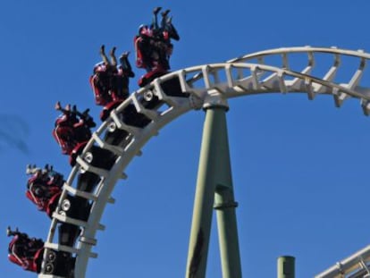 Visitantes del parque Isla M&aacute;gica, en una de las atracciones.