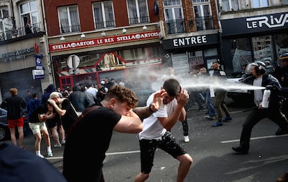 Hinchas británicos se enfrentan con la policía en la ciudad francesa de Lille.