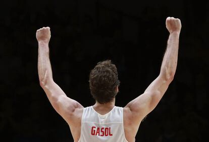 El pívot celebra la victoria ante Francia tras el partido de semifinales del Europeo de baloncesto que disputaron en el pabellón Pierre Mauroy, en Lille (Francia) en septiembre de 2015.