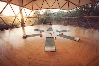 Yoga en un domo en pleno parque natural de la Sierra de Mariola