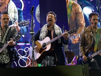 Manolo García, en el centro con un pañuelo palestino, anoche en su concierto en el WiZink Center de Madrid.