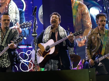 Manolo García, en el centro con un pañuelo palestino, el jueves en Madrid.