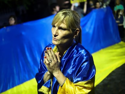 The Ukrainian descendant Monika Lewkiw takes part in a protest against the massive military operation by Russia against Ukraine, in front of the Ukrainian Embassy in Buenos Aires, Argentina February 24, 2022. REUTERS/Matias Baglietto