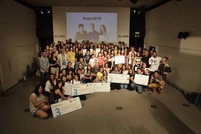 Los premiados en la decimoséptima edición de EL PAÍS de los Estudiantes posan juntos.