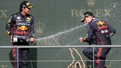 Checo Pérez y Max Verstappen celebran el 1-2 para Red Bull.