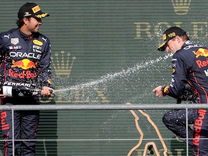 Checo Pérez y Max Verstappen celebran el 1-2 para Red Bull, este domingo en Bélgica.