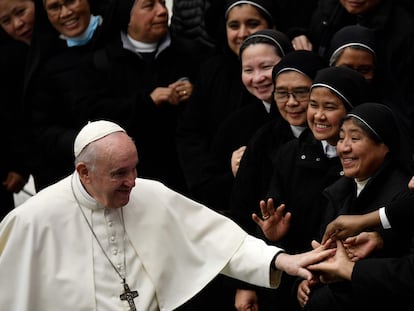 El Papa saludaba, el miércoles, a unas monjas al final de su audiencia en el Vaticano.