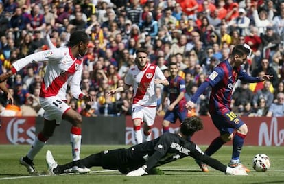 Messi regatea a Cristian Álvarez en su tercer gol ayer en el Camp Nou.