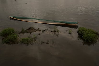 <i>"Una canoa en el río Guayas, que está junto a mi pueblo. Allá pasé mi infancia, allá llegó la violencia y el ciclo no terminó”.</i><br><br>No tuvieron juicio alguno ni derecho a defenderse. Mi tío Noé me contó que fue torturado por militares para obligarle a declarar que era guerrillero. Y recuerdo las palabras de mi abuela María, durante este proyecto, cuando me dijo: “Lo único que me faltó fue llorar sangre”. Muchos creen que mi historia es impresionante. Pero en realidad es simplemente un reflejo de infinidad de historias similares que se han vivido y se viven todavía en Latinoamérica.<br>