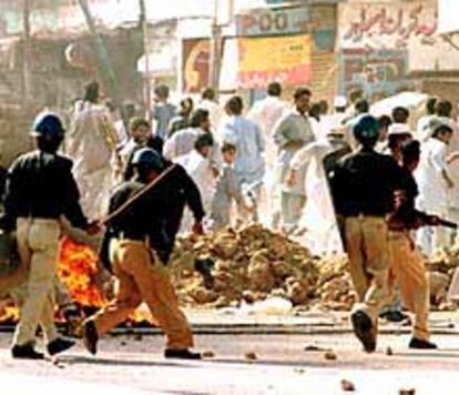 La policía de Pakistán se enfrenta a los manifestantes en las calles de Karachi.