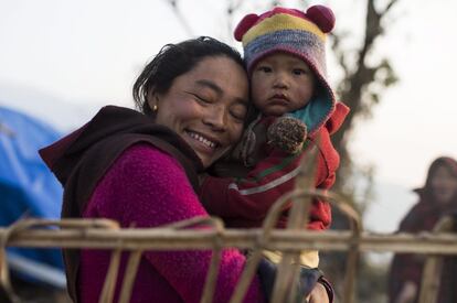 El primer domingo de mayo se celebra el Día de la Madre y queremos celebrarlo con una selección de fotos donde las madres son las protagonistas. En la imagen, Maili Gurung, de 22 años, abraza a su bebé de 13 meses en un campamento en Barpak (Nepal) el 19 de enero de 2016.