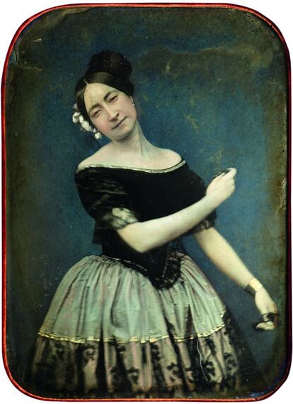 Bailarina española de la escuela bolera, con peineta y castañuelas, ca. 1850.
