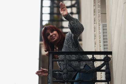 Cristina Fernández de Kirchner saluda desde su domicilio de Buenos Aires.