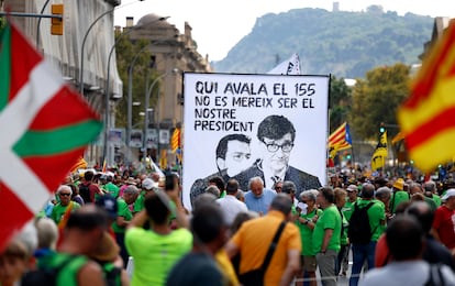 Una pancarta contra Esquerra Republicana, por su voto favorable a la investidura de Salvador Illa, en la manifestación de la Diada de Barcelona este miércoles.