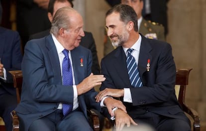 Don Juan Carlos y Felipe VI en junio de 2014, en un acto con motivo de la firma del tratado de adhesión de España a la UE.