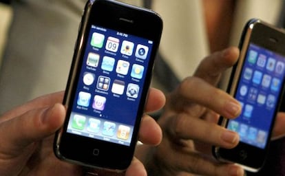 Un usuario muestra un teléfono móvil.
