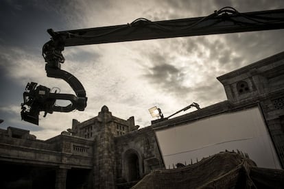 Cinecittà tiene unos 400.000 metros cuadrados que llegaron a albergar hasta 22 estudios y otra zona en la que se aloja el Istituto Luce, organismo del Estado que gestiona la parte administrativa de las producciones y las archiva.