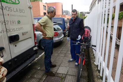 Gereta charla con un cliente de Servibici.