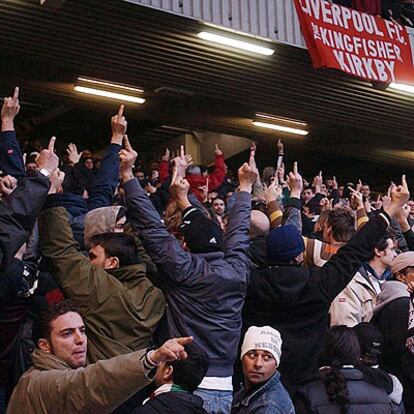 Hinchas de <i>la Juve</i> hacen gestos despectivos a los del Liverpool en la ida.