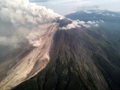 Las autoridades han desalojado las comunidades más cercanas al cráter del volcán.
