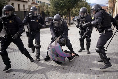 Los Mossos d'Esquadra detienen a un manifestante contrario a Vox durante un acto de dicho partido el miércoles en Olot (Girona).