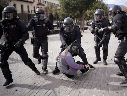 Los Mossos d'Esquadra detienen a un manifestante contrario a Vox durante un acto de dicho partido el miércoles en Olot (Girona).