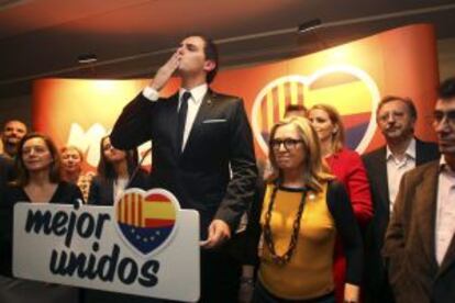 “Señor Mas: sigo aquí”. Albert Rivera, líder de Ciutadans, espetó esa frase al presidente catalán en 2010 cuando logró tres escaños. Ahora suma nueve. Látigo contra la corrupción y defensor a ultranza de la permanencia de Cataluña en España y del bilingüismo, Rivera lanza un beso junto a la diputada Carmen de Rivera, a la derecha, y Carina Mejías, ex diputada del PP fichada por Ciutadans.