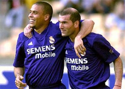 Ronaldo abraza a Zidane tras el gol del francés en Sevilla.