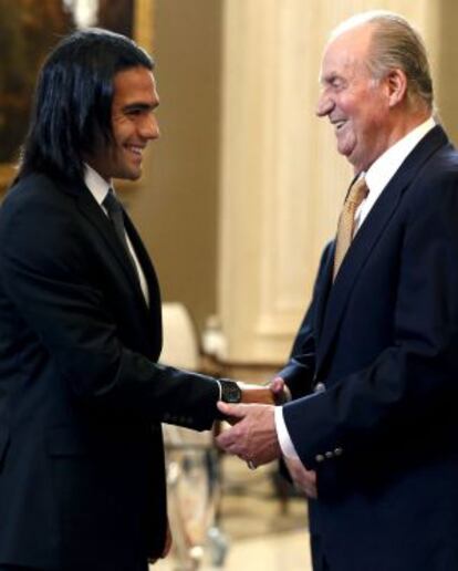 El Rey Juan Carlos saluda a Radamel Falcao