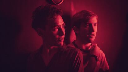 Olly Alexander e Callum Scott Howells na série 'It's a sin', sem previsão de estreia no Brasil.