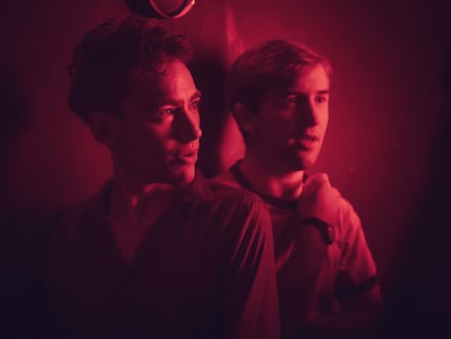 Olly Alexander e Callum Scott Howells na série 'It's a sin', sem previsão de estreia no Brasil.