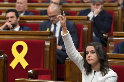 Inés Arrimadas, líder de Ciudadanos de Cataluña, pide su turno para intervenir en la sesión.