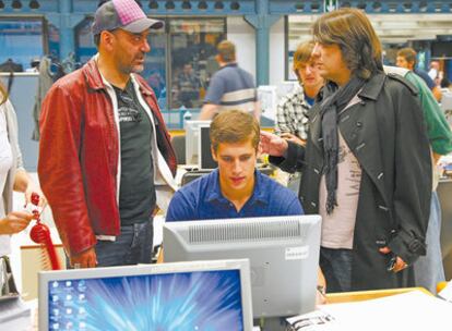 <b>Corbacho y Cruz transmiten los deseos de los internautas a Martín Rivas (frente al ordenador) durante el rodaje de <i>Universos.</i></b>