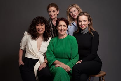 Fennell, con las protagonistas de ‘Killing Eve’ y la productora Sally Woodward Gentle (a su lado).