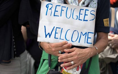 Un manifestante sostiene una pancarta que dice 'Refugiados bienvenidos' durante una concentración en París.