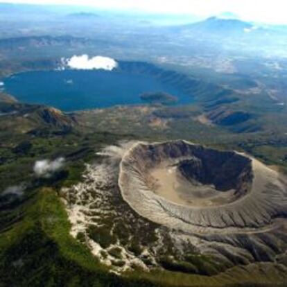 Imagen aérea de un paisaje volcánico.