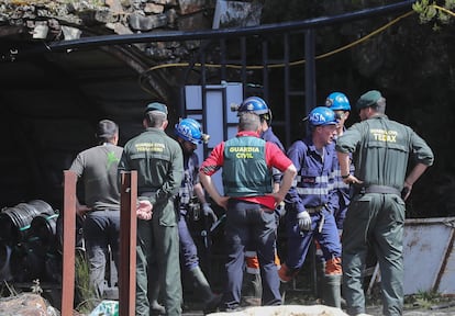 Investigadores, salvamento minero y Guardia Civil en el exterior de la mina de Cerredo el 9 de abril.