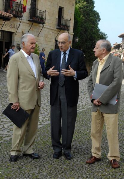 Carlos Fuentes, José Saramago y Juan Goytisolo, durante un encuentro de escritores latinoamericanos celebrado en Santillana del Mar, en junio de 2007.