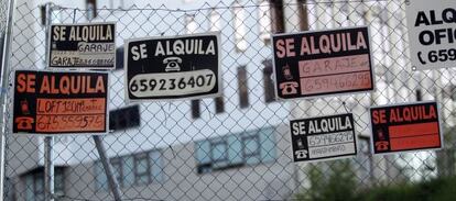 Carteles de venta y alquiler de pisos en la calle Albasanz de Madrid.