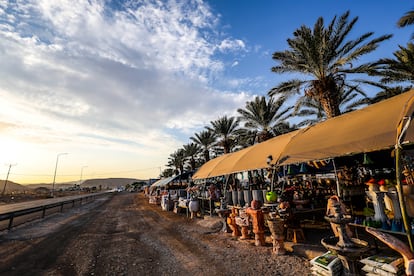 Una tienda de artesanía para turistas, cerrada en la carretera que transcurre paralela al litoral del mar Muerto.  