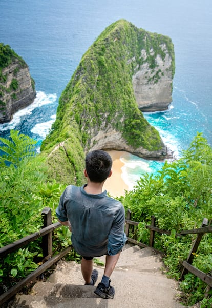 Kelingking Beach (Nusa Penida, Indonesia). Esta playa deslumbra con sus impresionantes formaciones de acantilados, arena blanca y su mar azul. Es de fácil acceso y tiene un amplio lugar de estacionamiento. Aun así, mantiene un ambiente apartado y relajado. El agua clara es perfecta para practicar esnórquel y explorar la vida submarina.