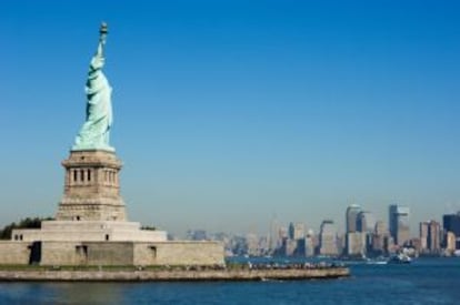 La Estatua de la Libertad y, al fondo, la isla de Manhattan, en Nueva York.