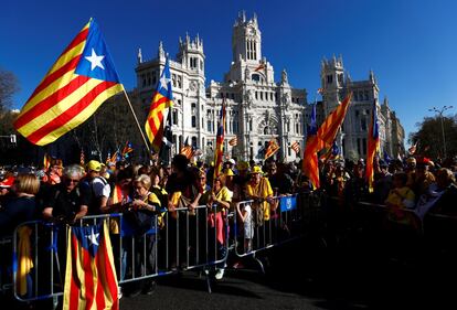 Participants en la manifestació contra el judici de l’1-O al Tribunal Suprem, al costat de la seu de l’Ajuntament de Madrid aquest dissabte.